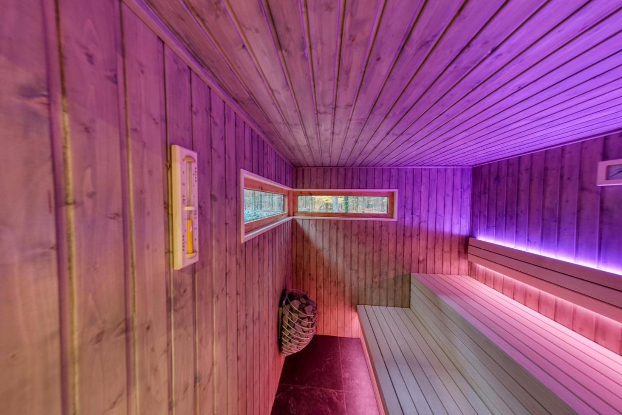 Lodge In Een Bosrijke Omgeving Met Hottub & Sauna Opt Rheezerveen Exteriér fotografie